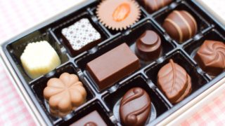 チョコレートを食べると喉が痛む・イガイガする。原因と対処法を紹介